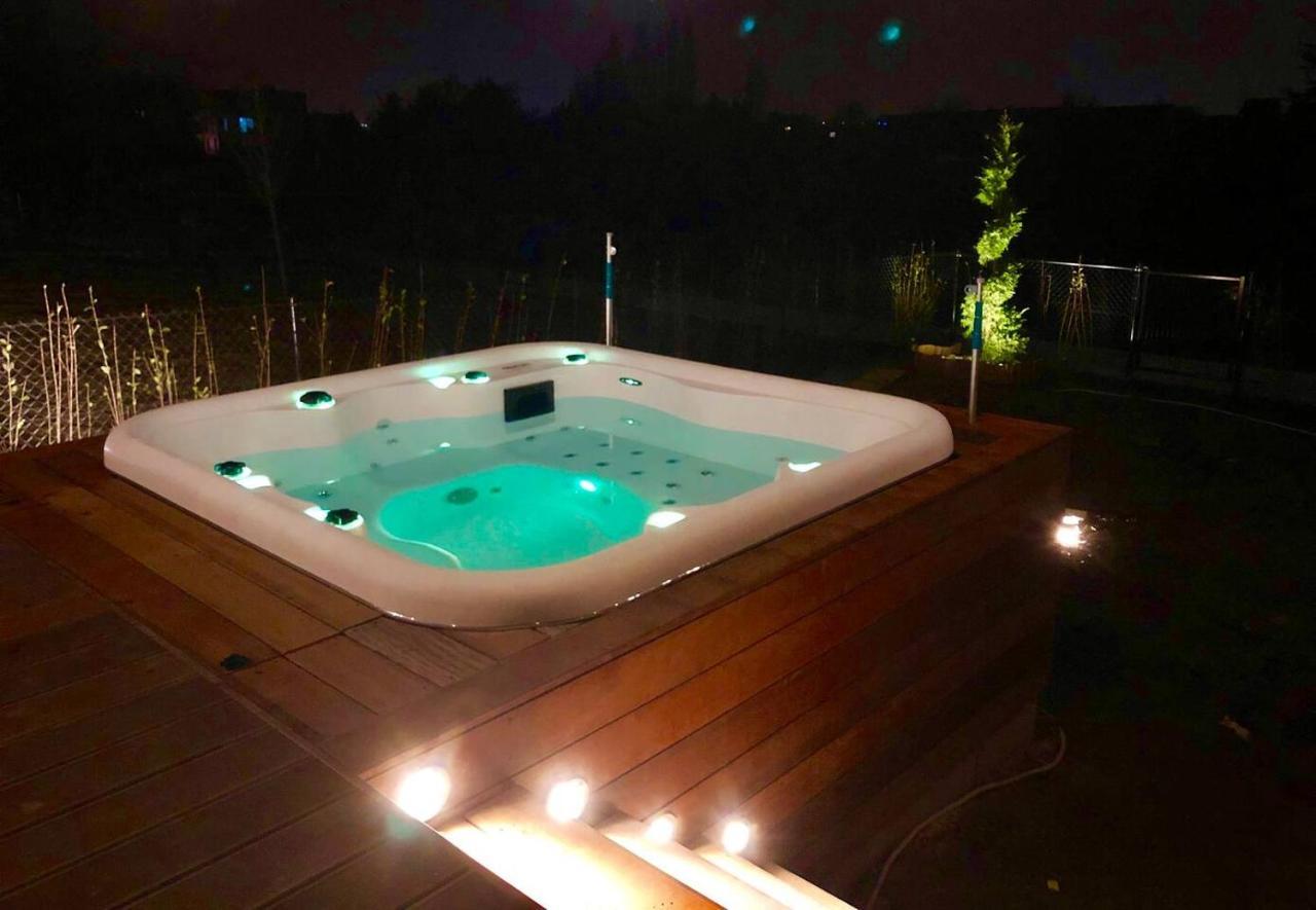 Apartment Jacuzzi Oasis *